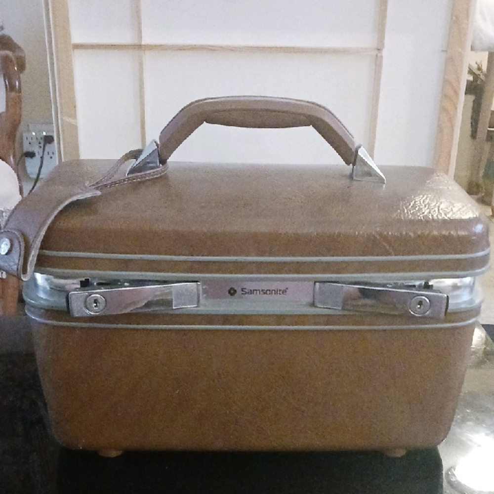 Samsonite Brown Travel Case With Beauty Mirror Sz.15" Wide X 7" Tall, Perfect